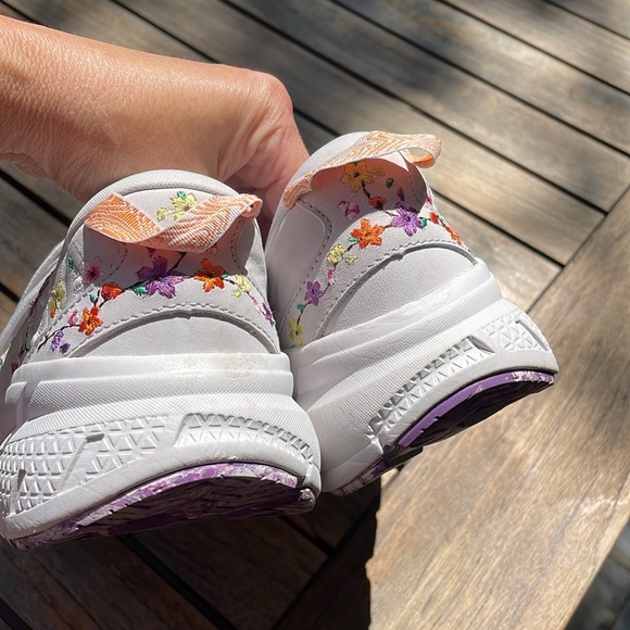 HOKA Vibrant Blooms Clifton Floral Sneakers - Picture 4 of 8